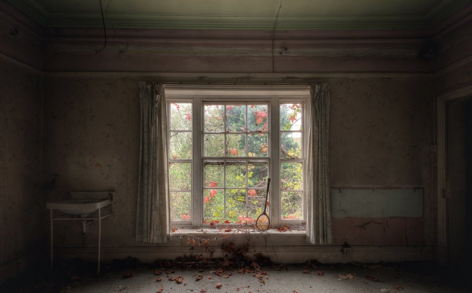 Старая комната с окном
