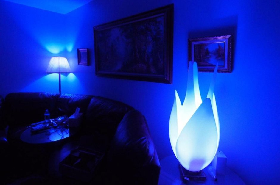 Комната с синей подсветкой