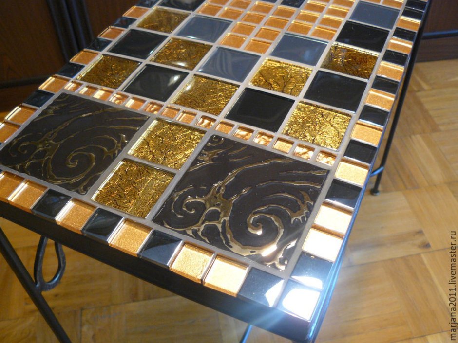 Стол из керамической мозаики