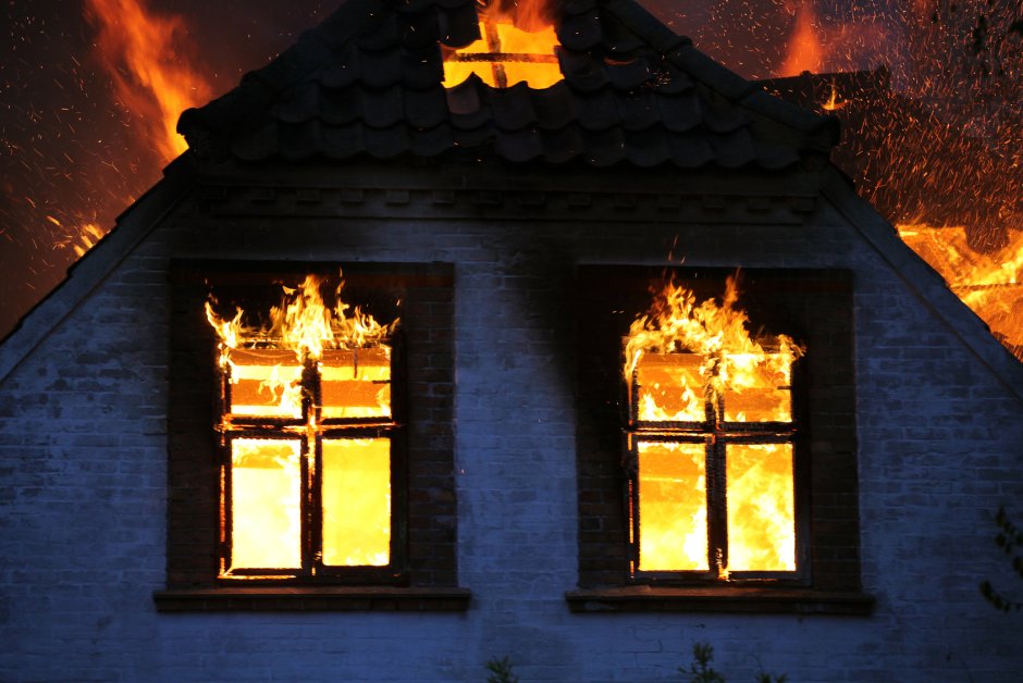 Домик с горящими окнами