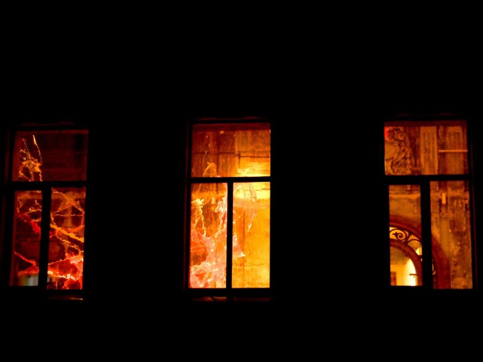 Дом с горящими окнами. Горящее окно. Гарящие окно. Горящие окна ночью. Сгоревшее окно