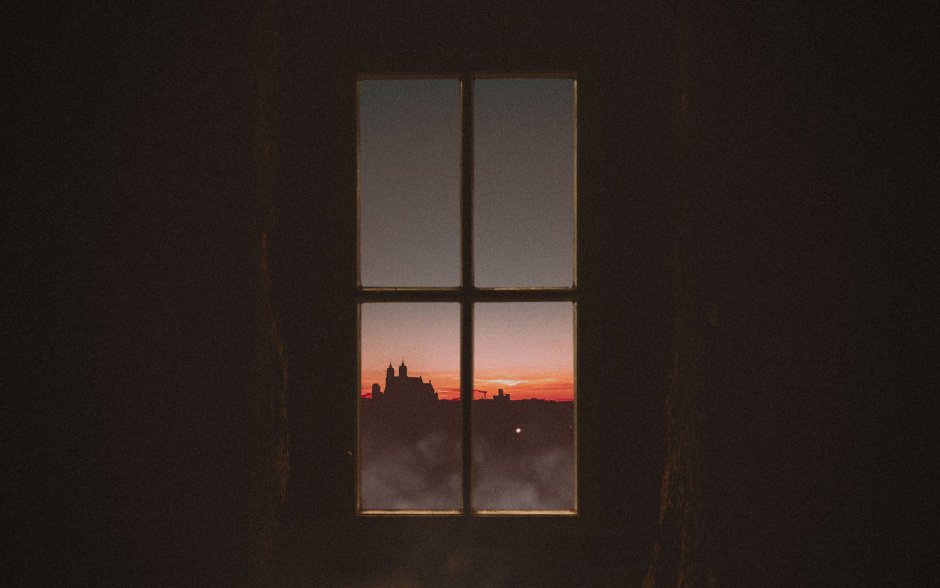 Окно с видом на город