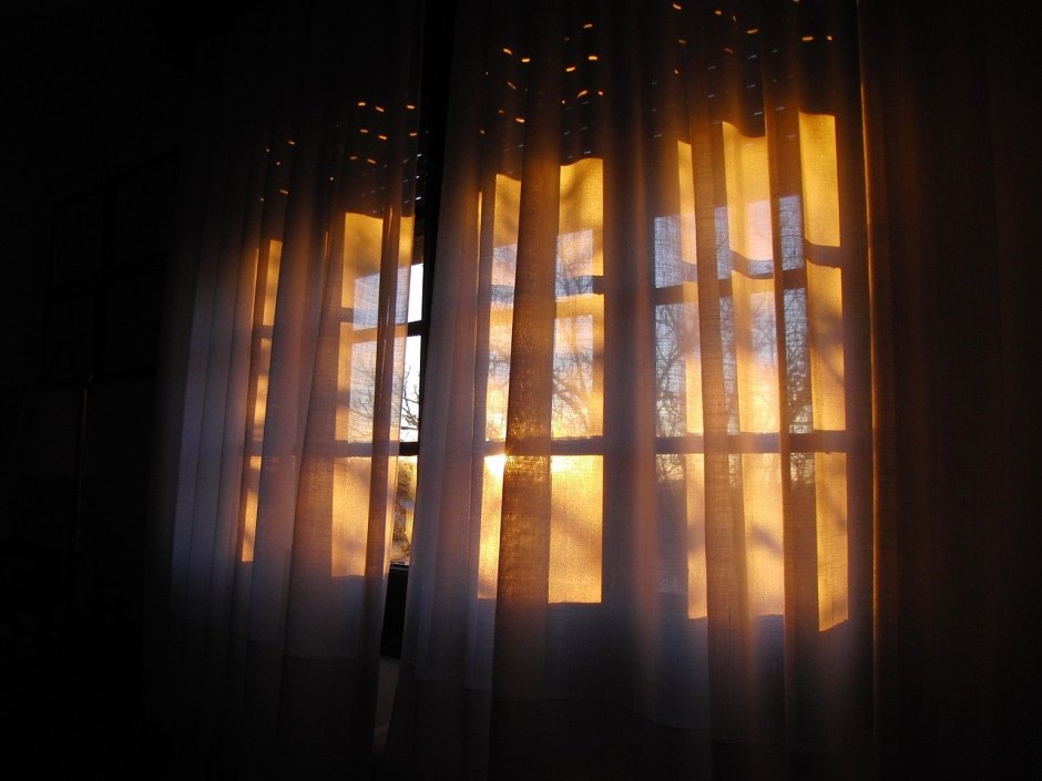 Свет в одном окне многоэтажки