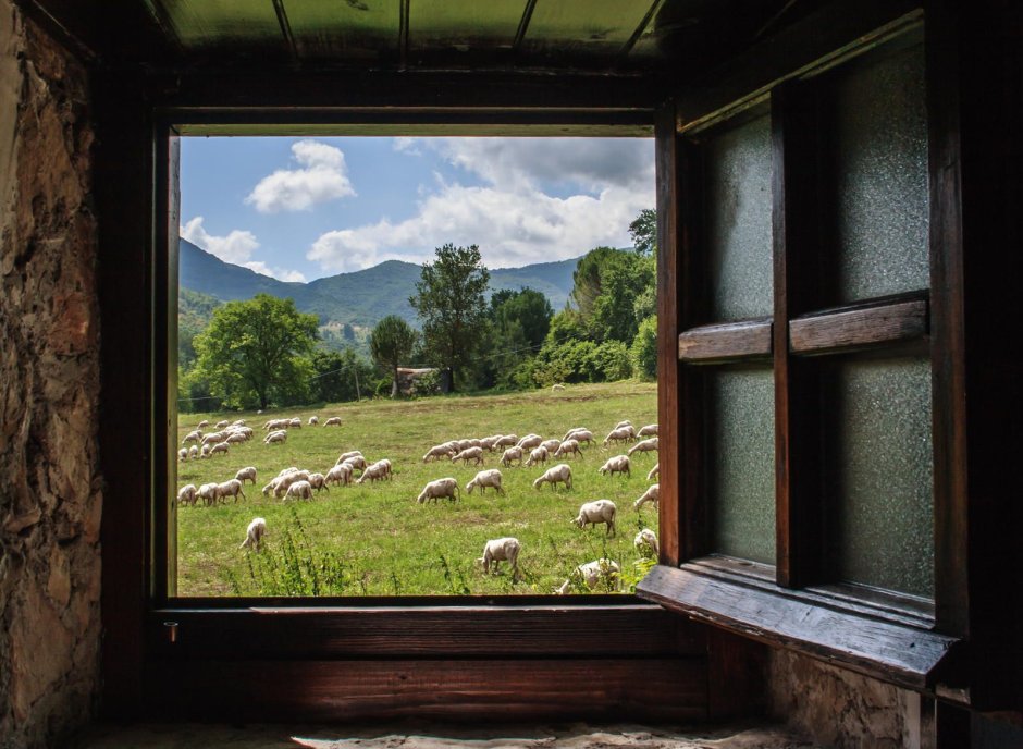 Окно деревенского домика