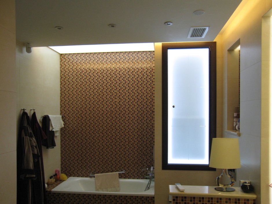 Подсветка потолка в ванной