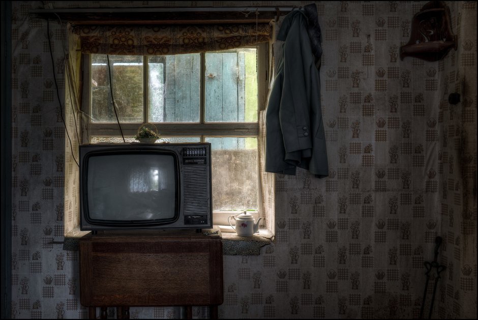 Телевизор у окна