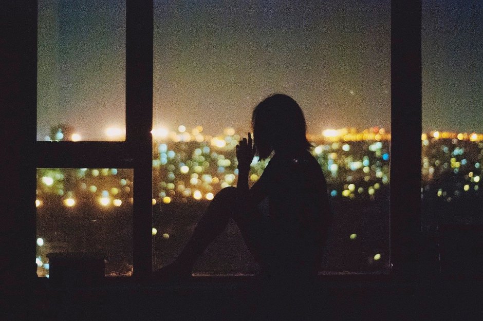 Девушка у ночного окна