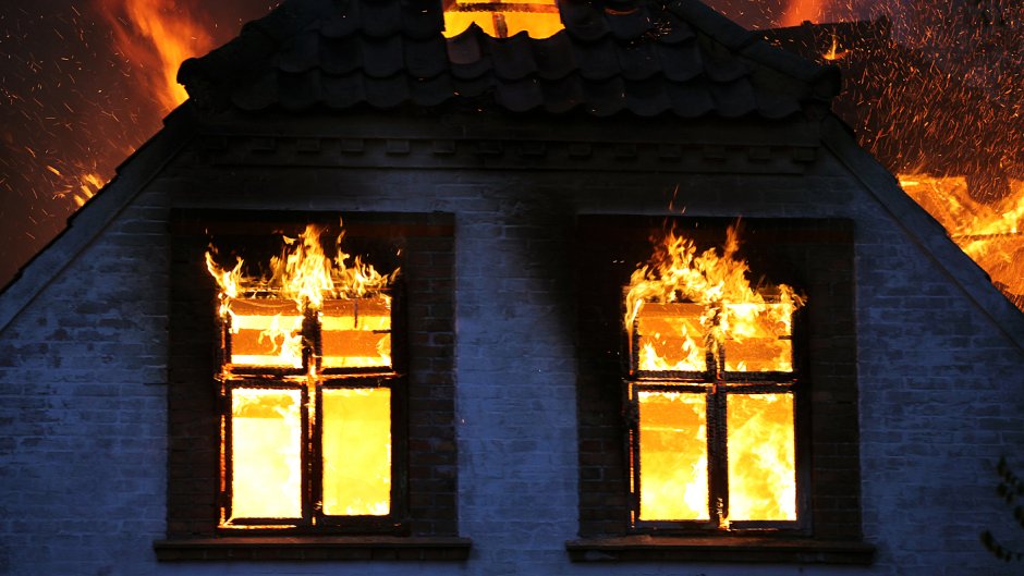 Домик с горящими окнами