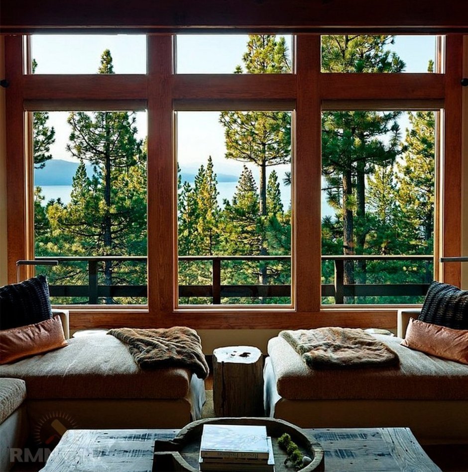 Гостиная в доме с панорамными окнами
