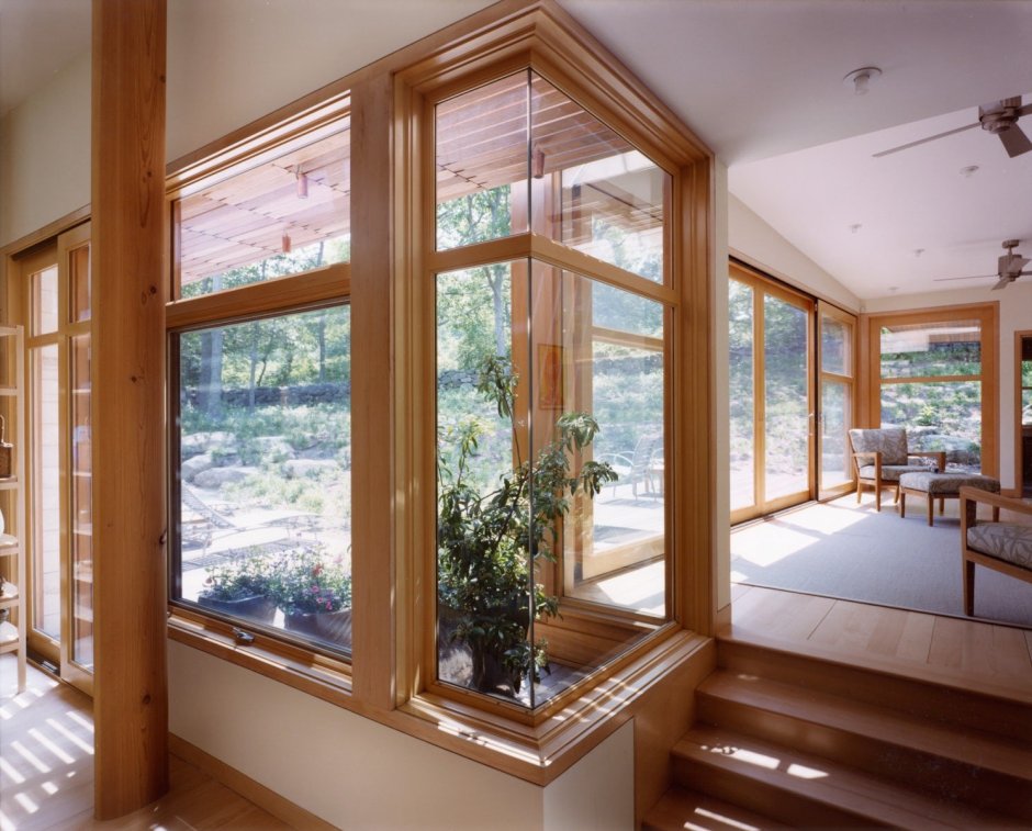 Гостиная в деревянном доме с панорамными окнами