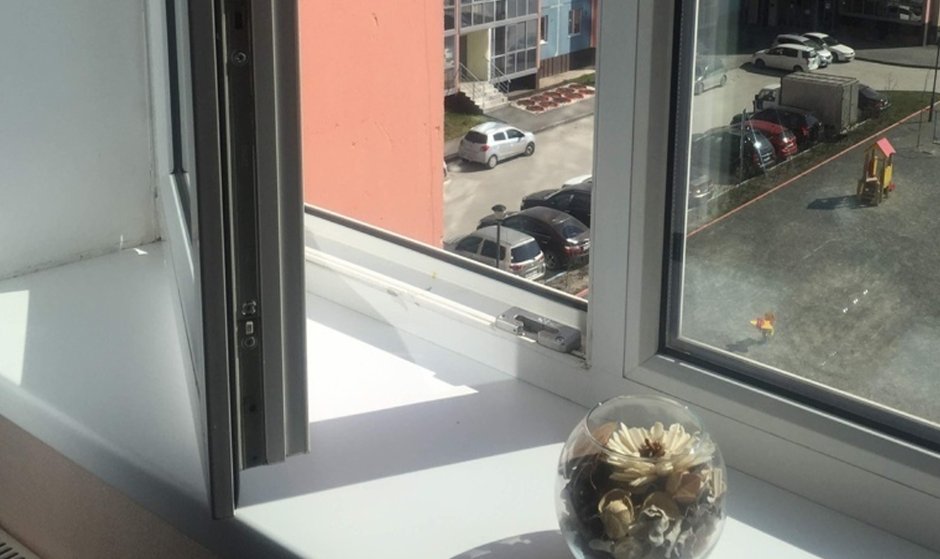 В Новосибирске выпрыгнул из окна