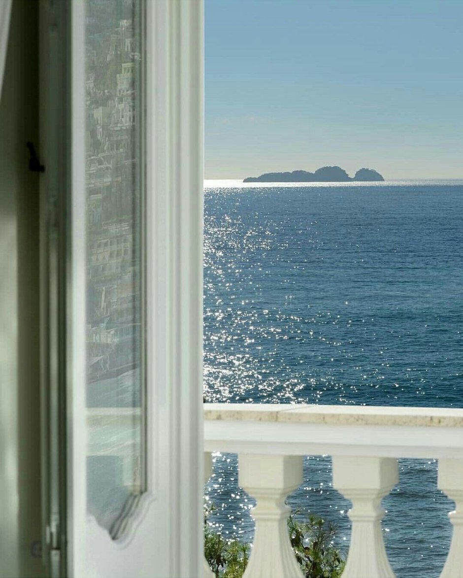 Окно с видом на море