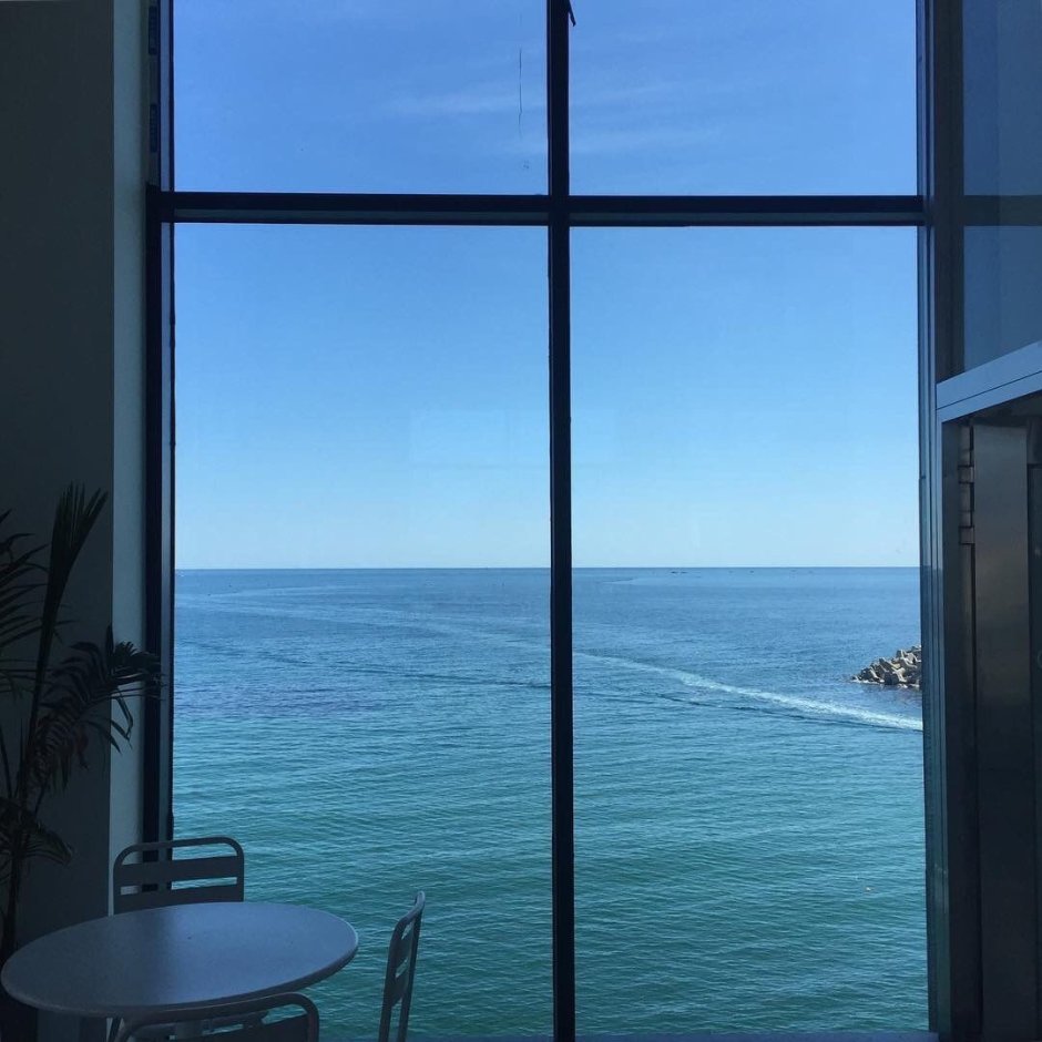Вид из окна на море