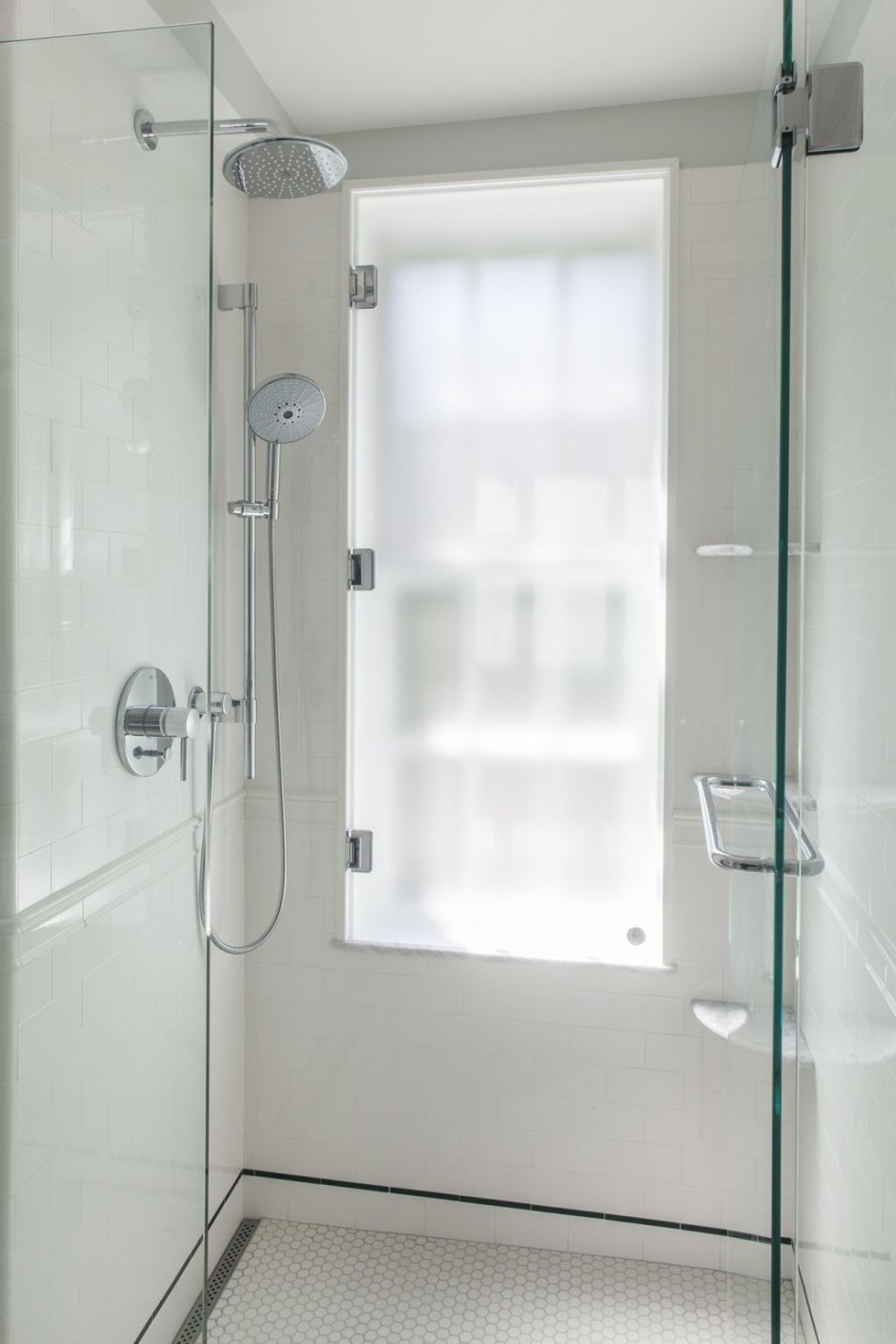 Shower house. Душевая с окном. Ванная с душем. Окно в душевой кабине.
