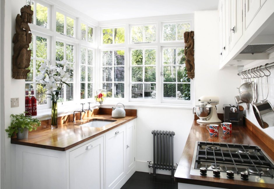 Интерьер кухни с двумя окнами