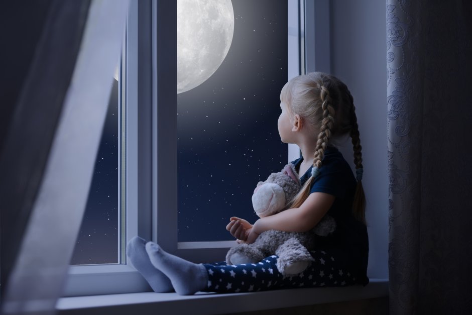 Луна с окна комнаты
