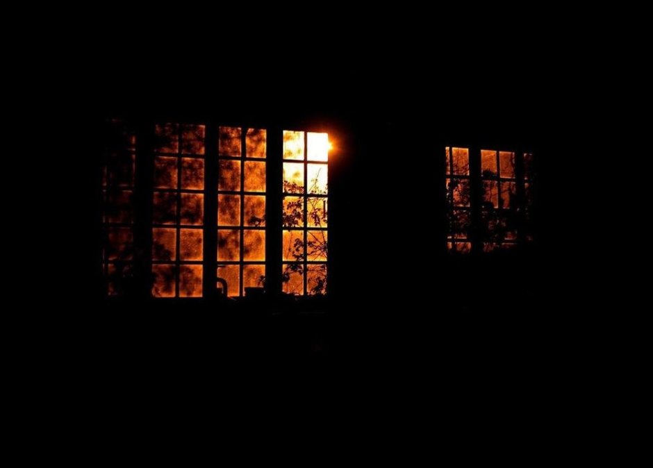Свет в окне в темноте
