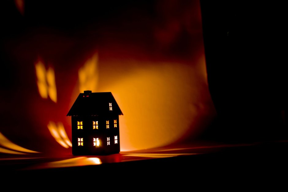 Дом с горящими окнами