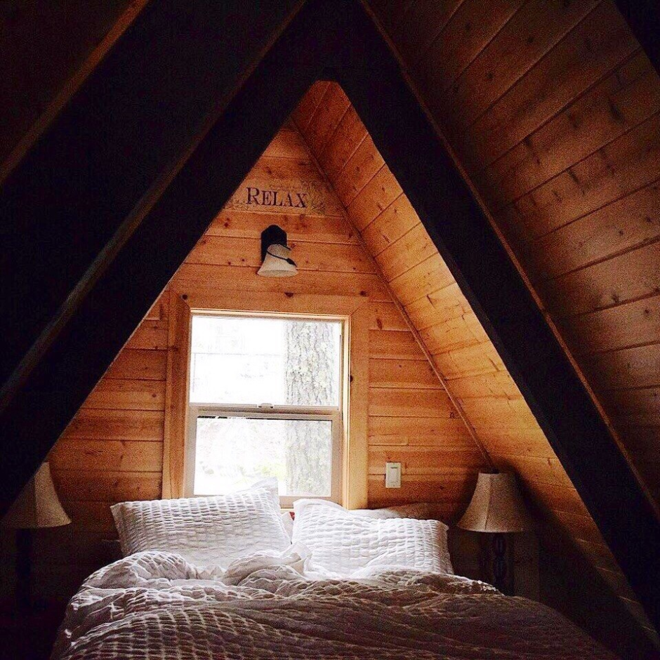 Уютная спальня на чердаке