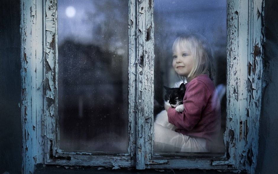 Ребенок у окна