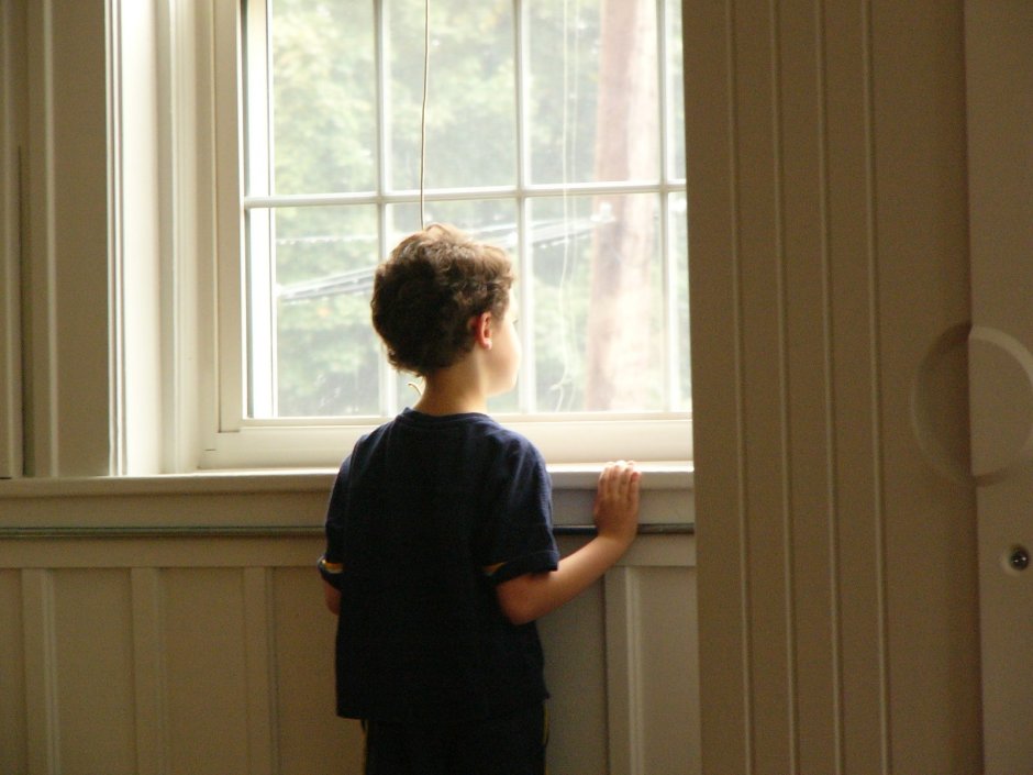 Ребенок у окна