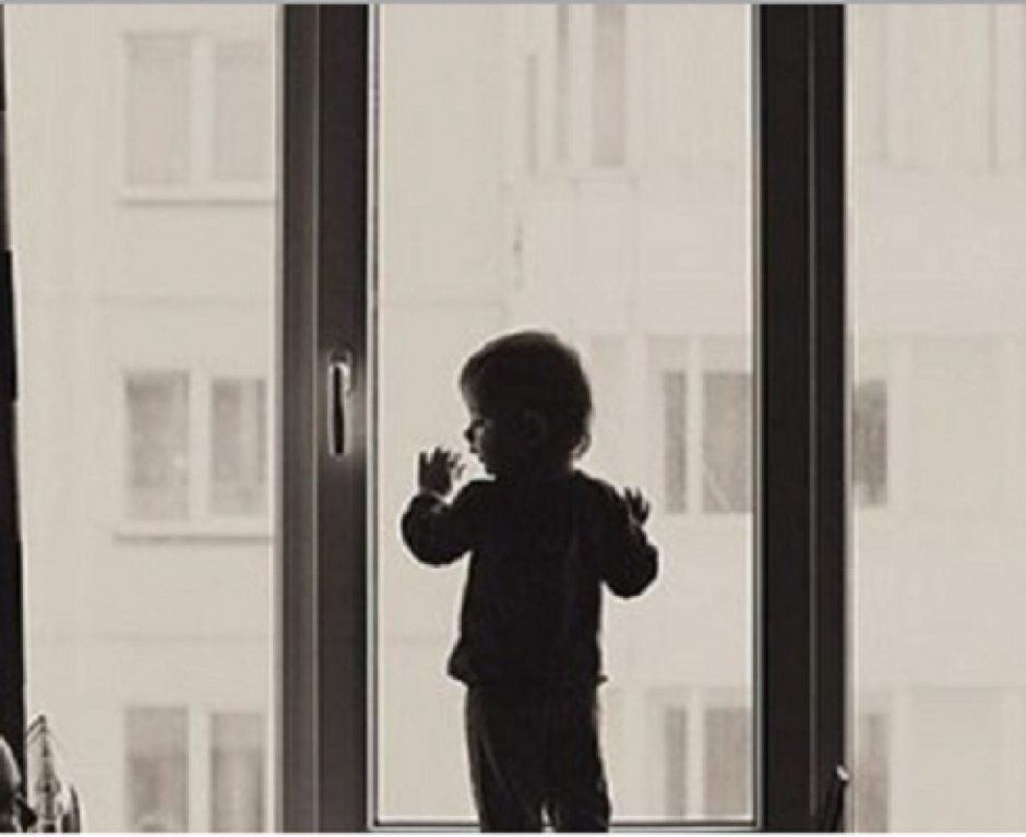 Мальчик у окна