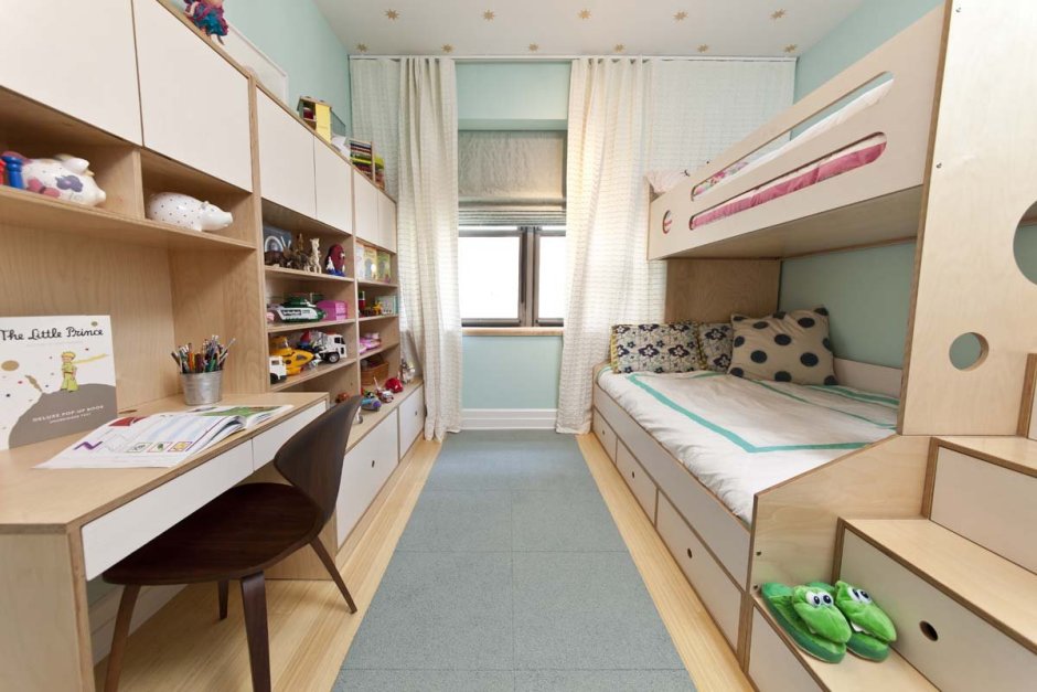 Узкая длинная детская комната для двоих