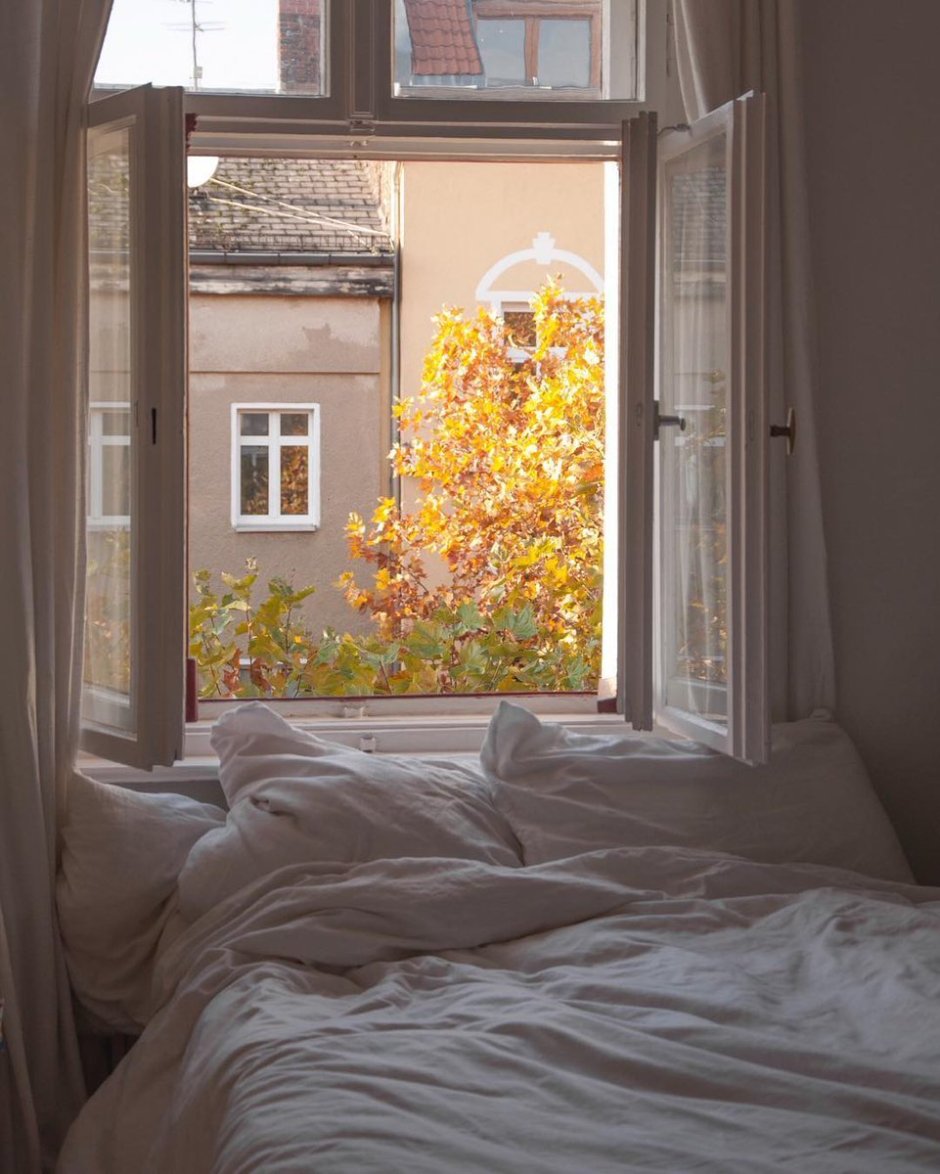 Кровать у окна