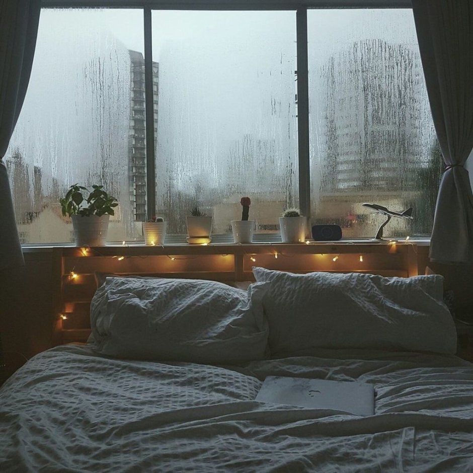 Уютные кровати рядом с окном