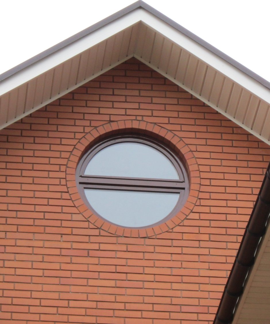 Круглые окна на фасаде