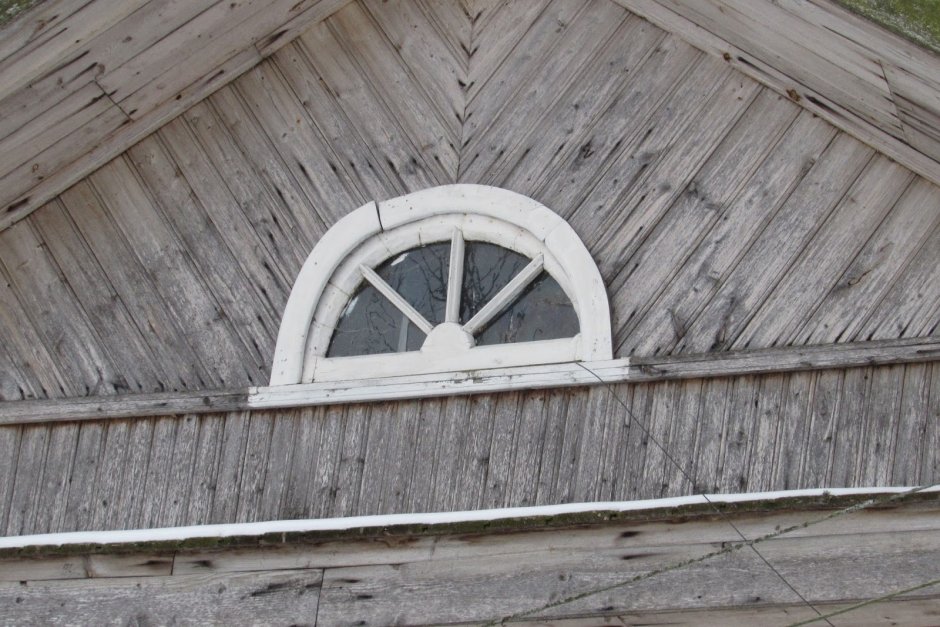 Полукруглые окна на фронтоне