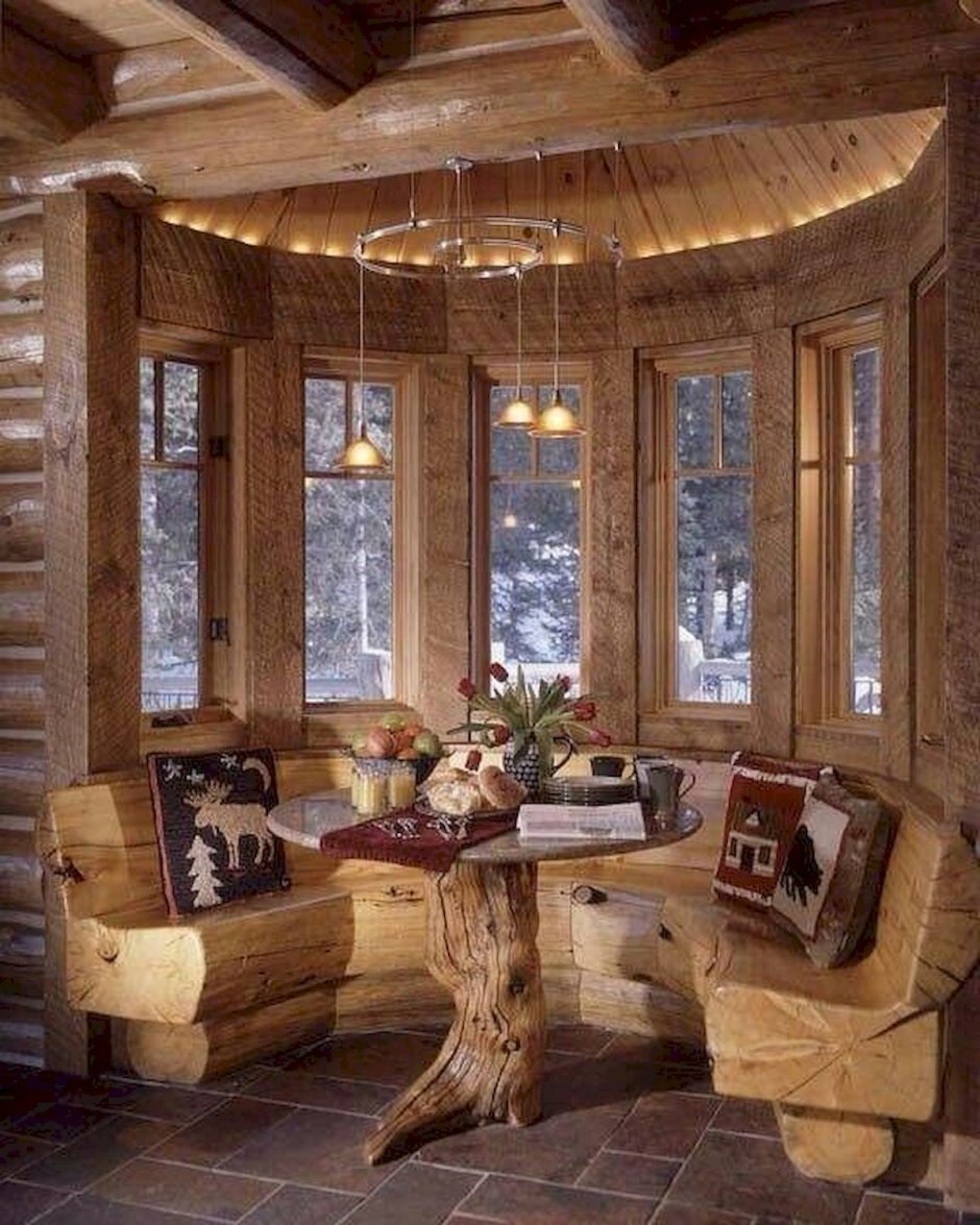 Деревянный дом с витражными окнами