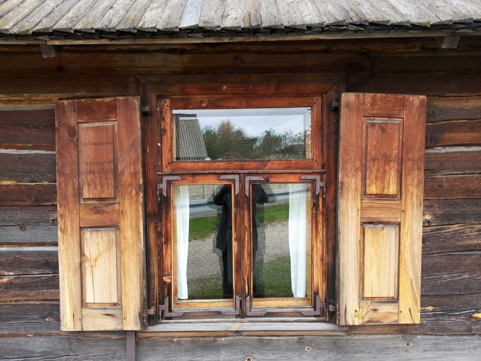 Деревянное деревенское окно