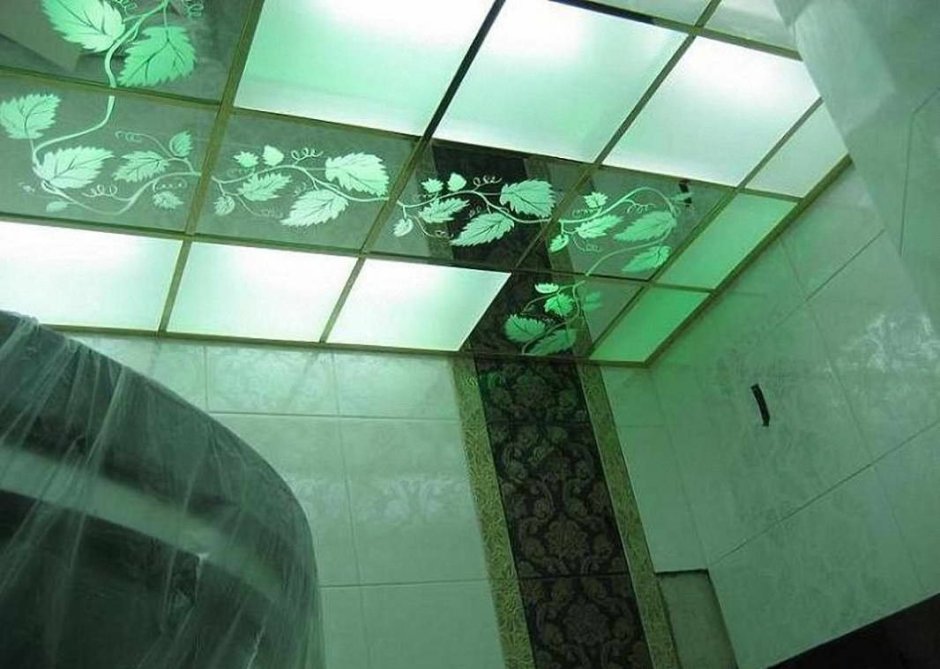 Стеклянный потолок в ванной комнате