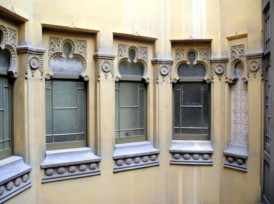 Окно с колоннами