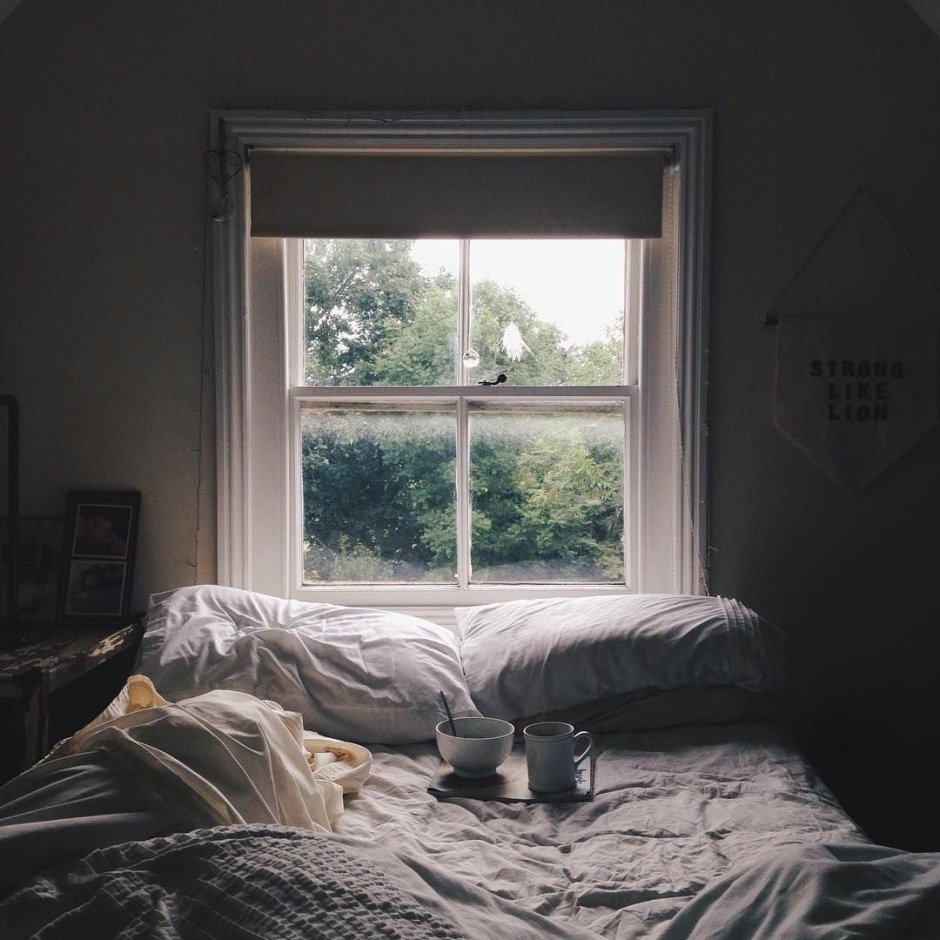 Уютная кровать у окна