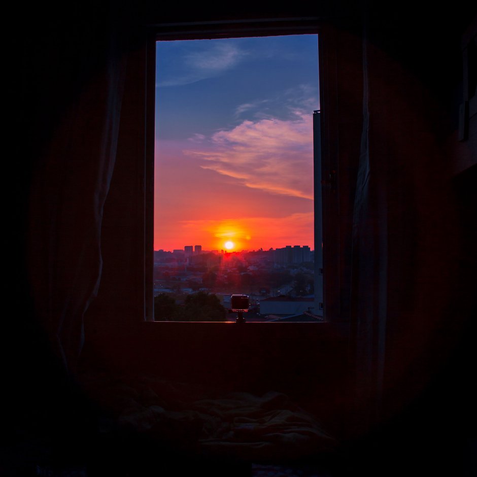 Закат в окне