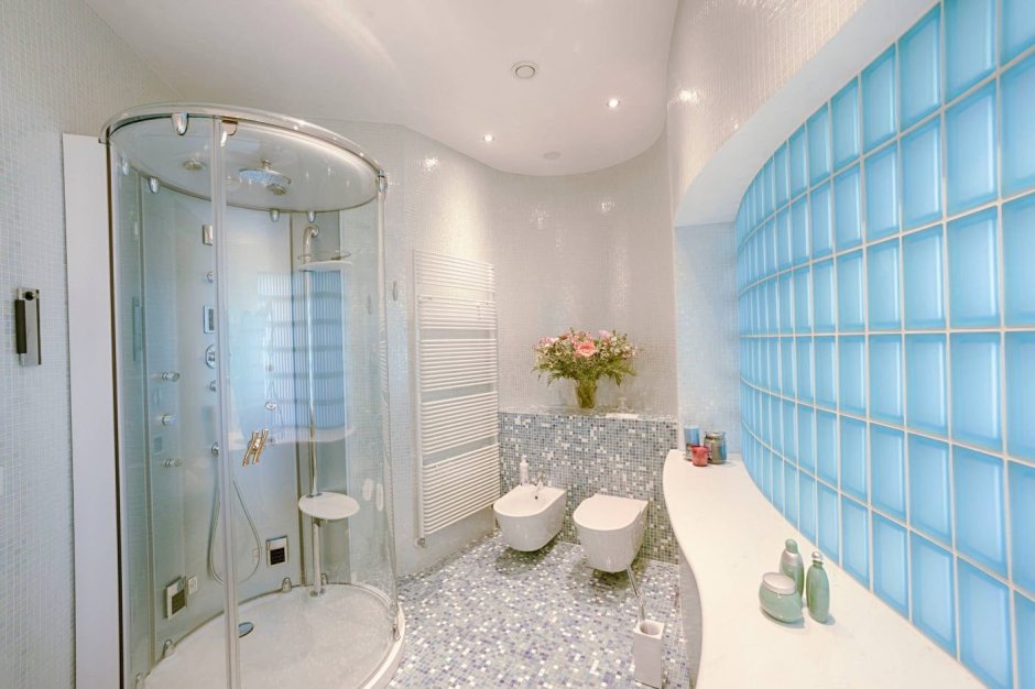 Ванная комната с душевой кабиной в частном доме