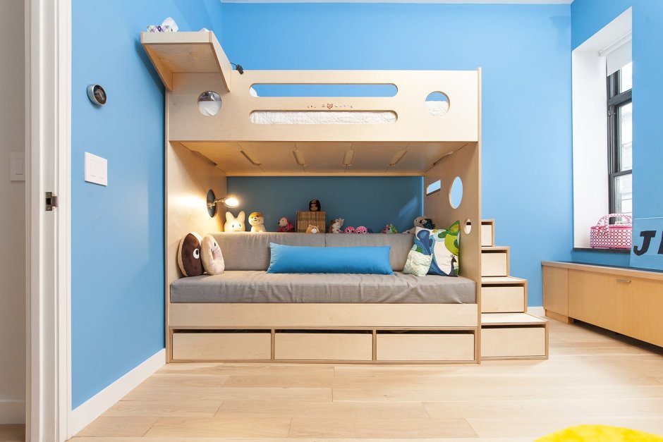 Кровать над диваном в детской