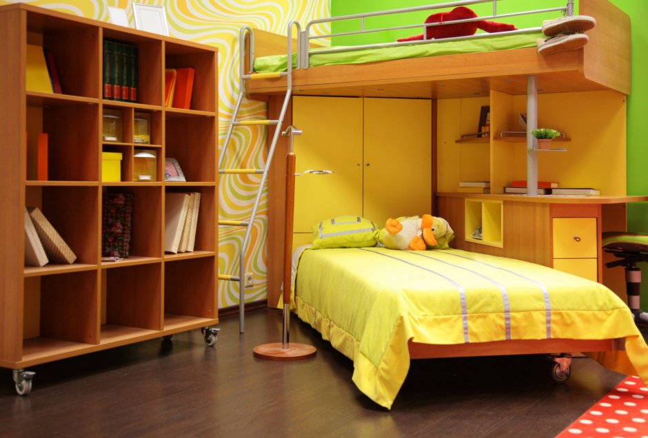 Детская желтая комната с двухъярусной кроватью