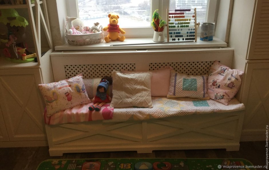 Детская комната шкаф около окна