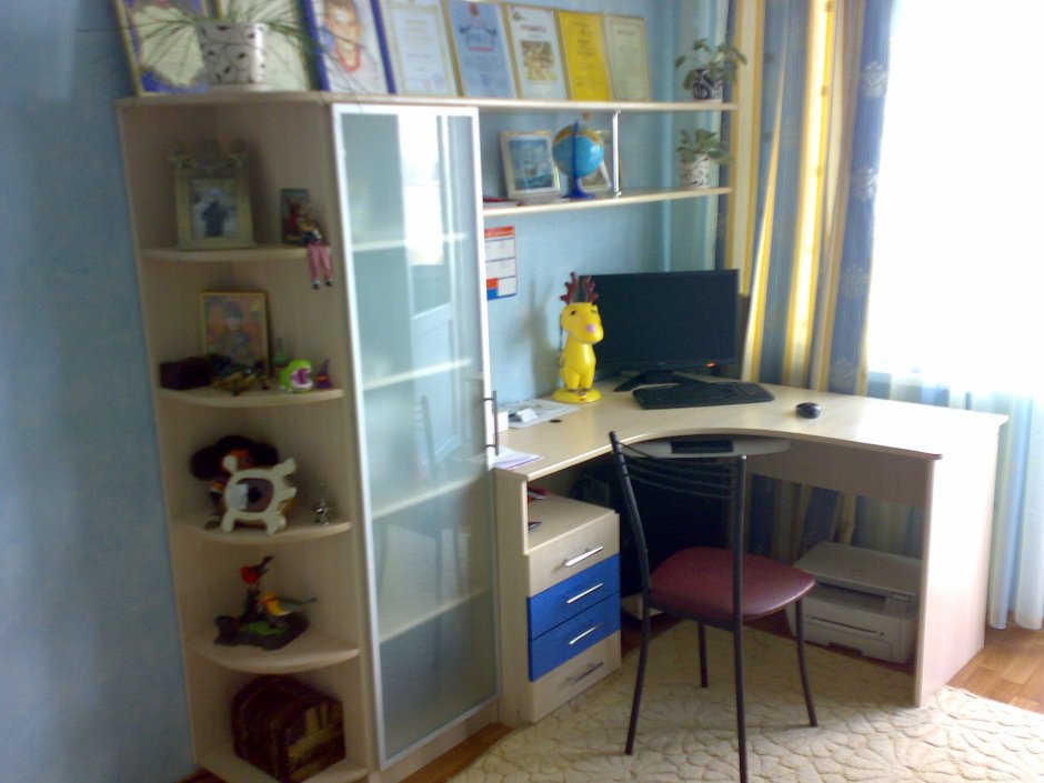 Угловой письменный стол у окна в детской