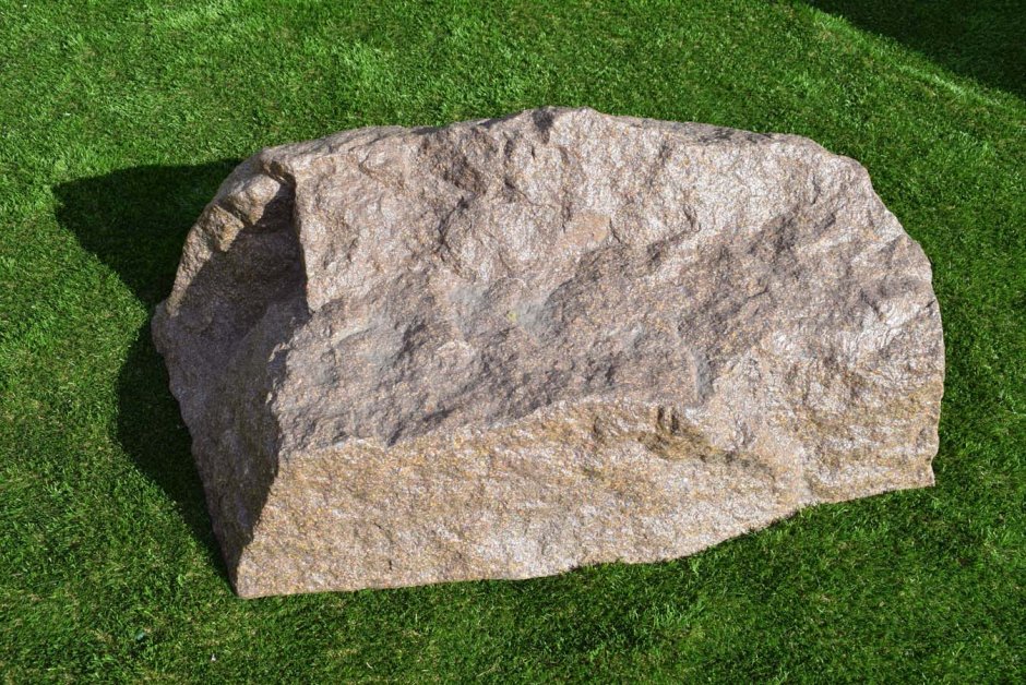 Валунный камень в ландшафте