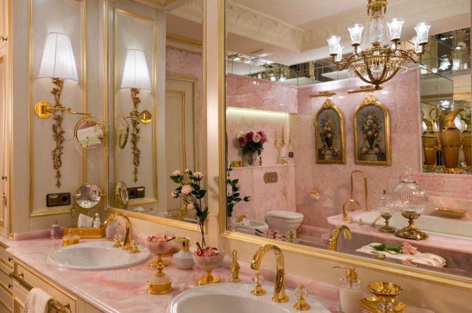 Шикарная ванная в классическом стиле в частном доме