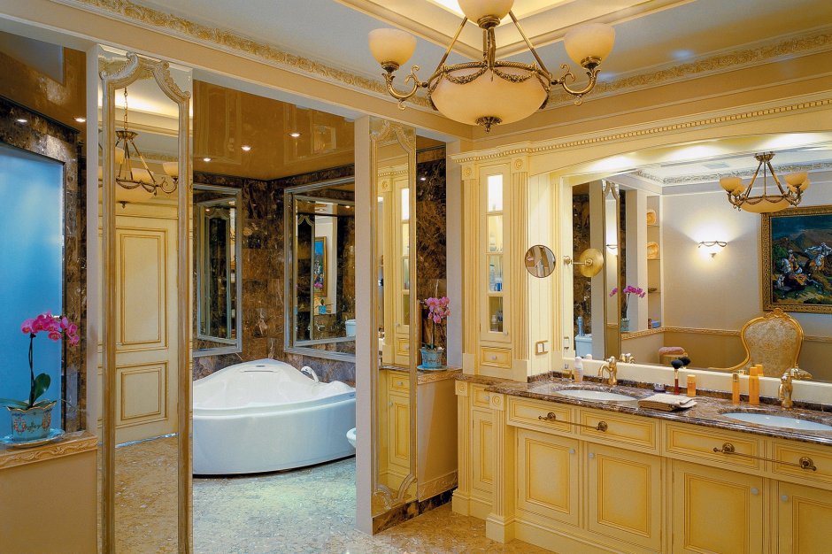 Красивая маленькая ванная комната в классическом стиле