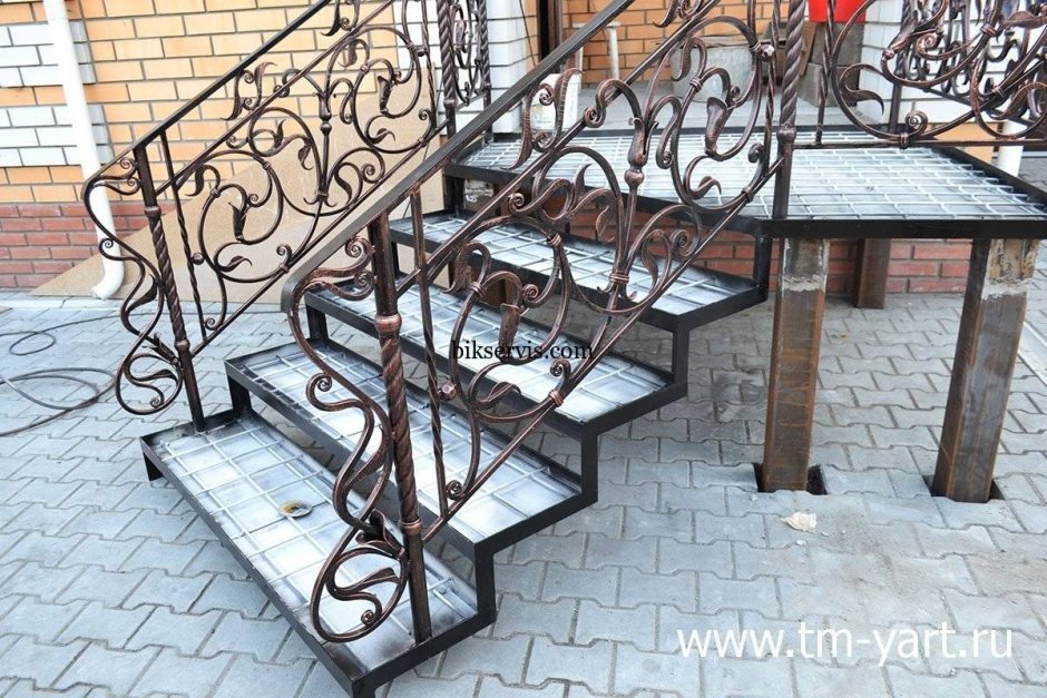 Металлическая лестница на веранду