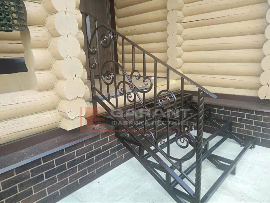 Металлическая лестница с деревянными ступенями на крыльцо