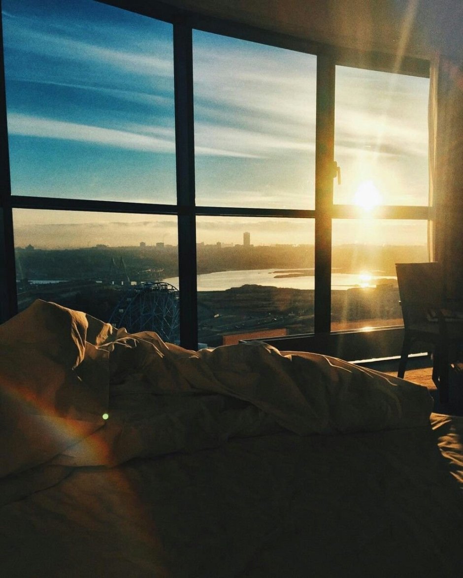 Солнечное утро в комнате