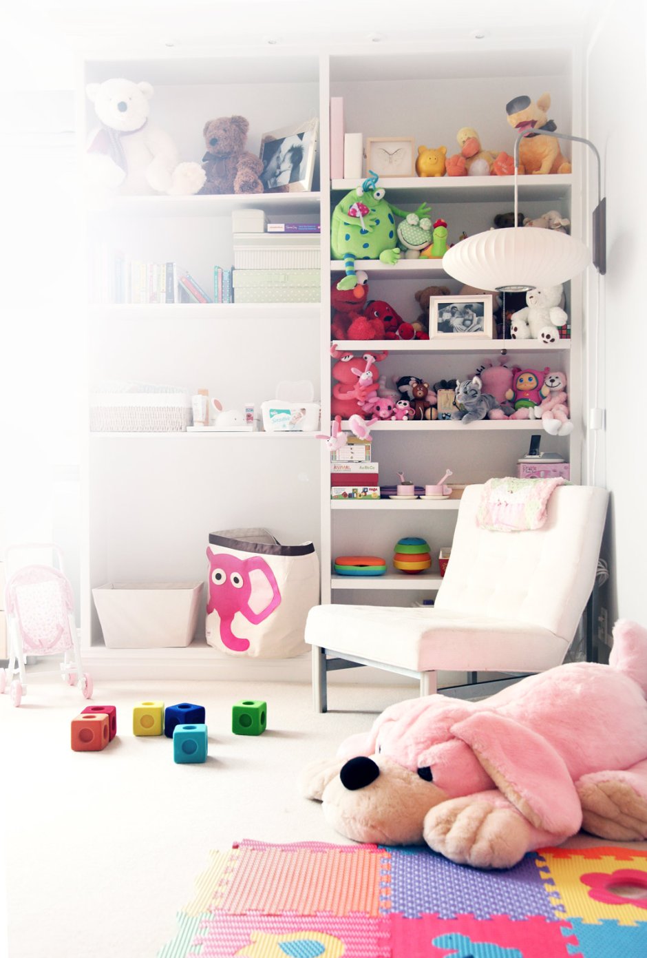 Ребенок в комнате с игрушками