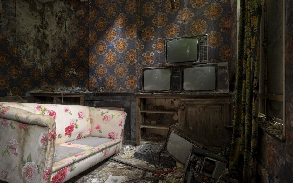 Старый телевизор в комнате